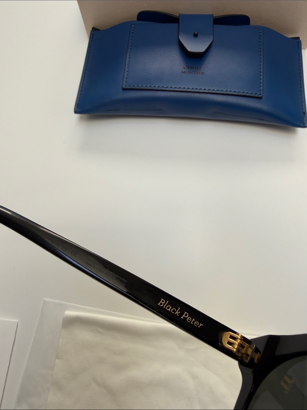 GENTLE MONSTER Black Cat-Eye Sunglasses with Blue Case - Picture 8 of 11